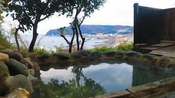 Banyera d'hidromassatge a l'aire lliure