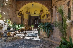 Courtyard - Hotel Palacio Guzmanes (Banos De La Encina)