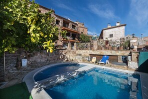 Seasonal outdoor pool, pool umbrellas, pool loungers - Hotel Palacio Guzmanes (Banos De La Encina)