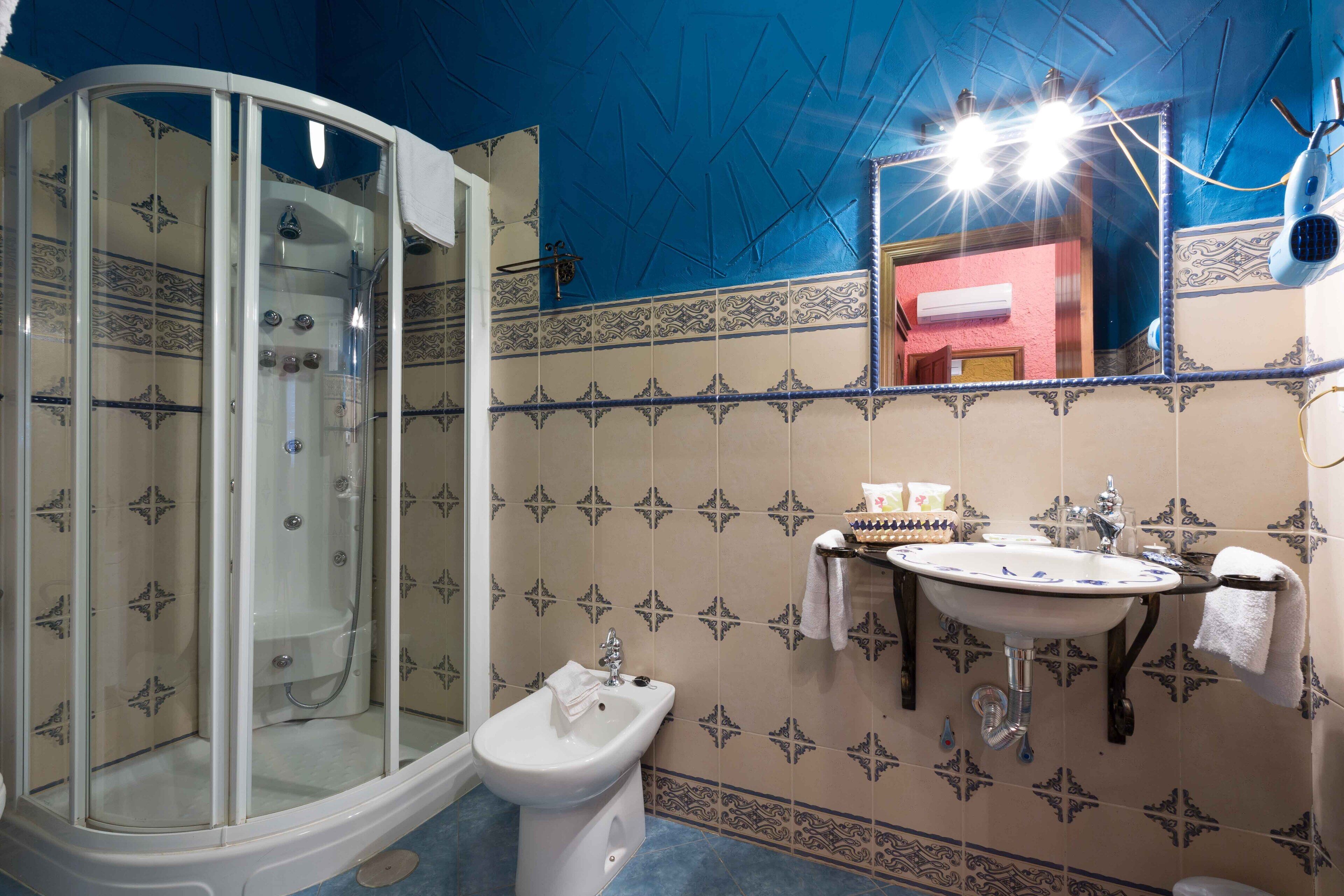 standard room | bathroom | free toiletries, hair dryer, bidet, towels
