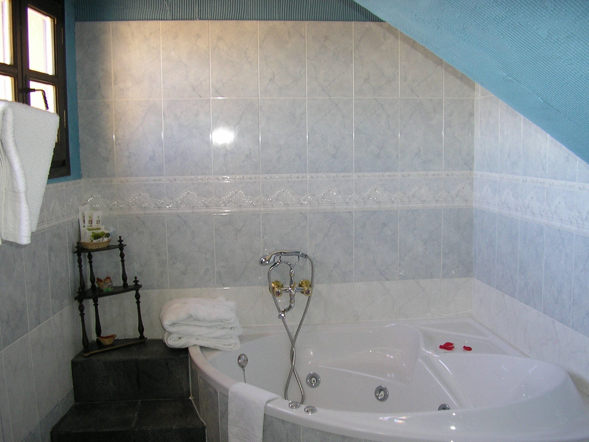 executive suite | bathroom | free toiletries, hair dryer, bidet, towels