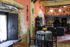 Fireplace - Hotel Palacio Guzmanes (Banos De La Encina)