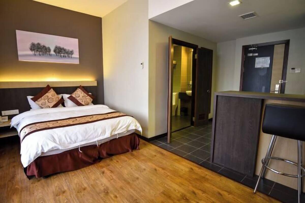 Rollaway beds (surcharge), WiFi (free)