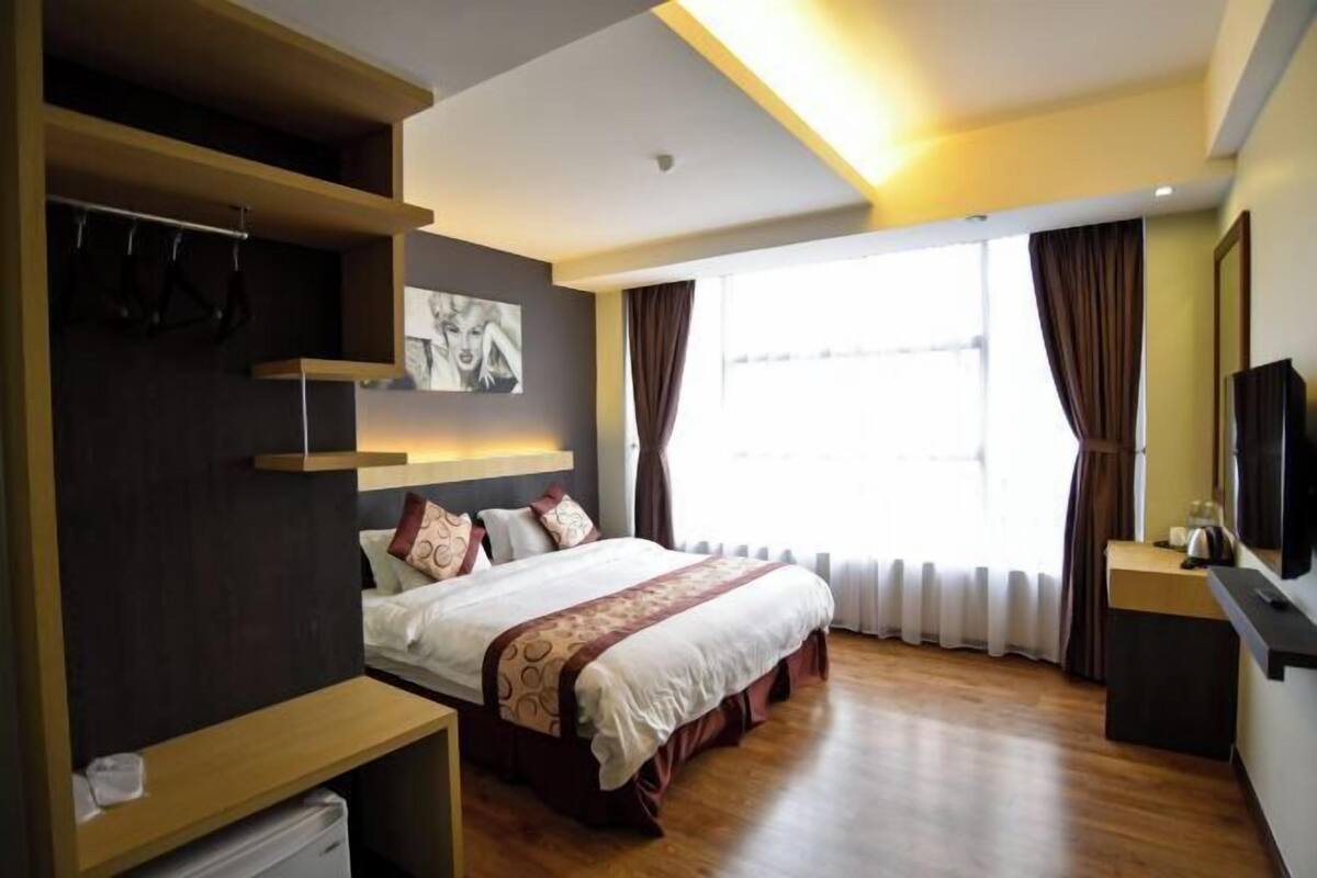 Rollaway beds (surcharge), WiFi (free)