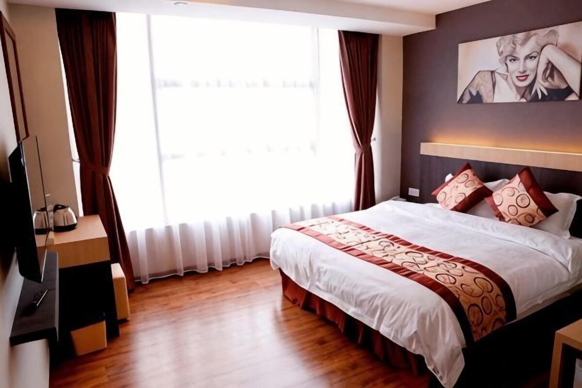Rollaway beds (surcharge), WiFi (free)