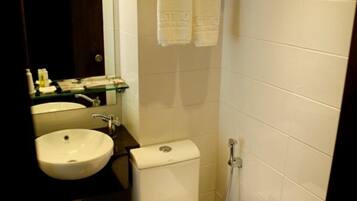 Dusche, kostenlose Toilettenartikel, Haartrockner, Handtücher