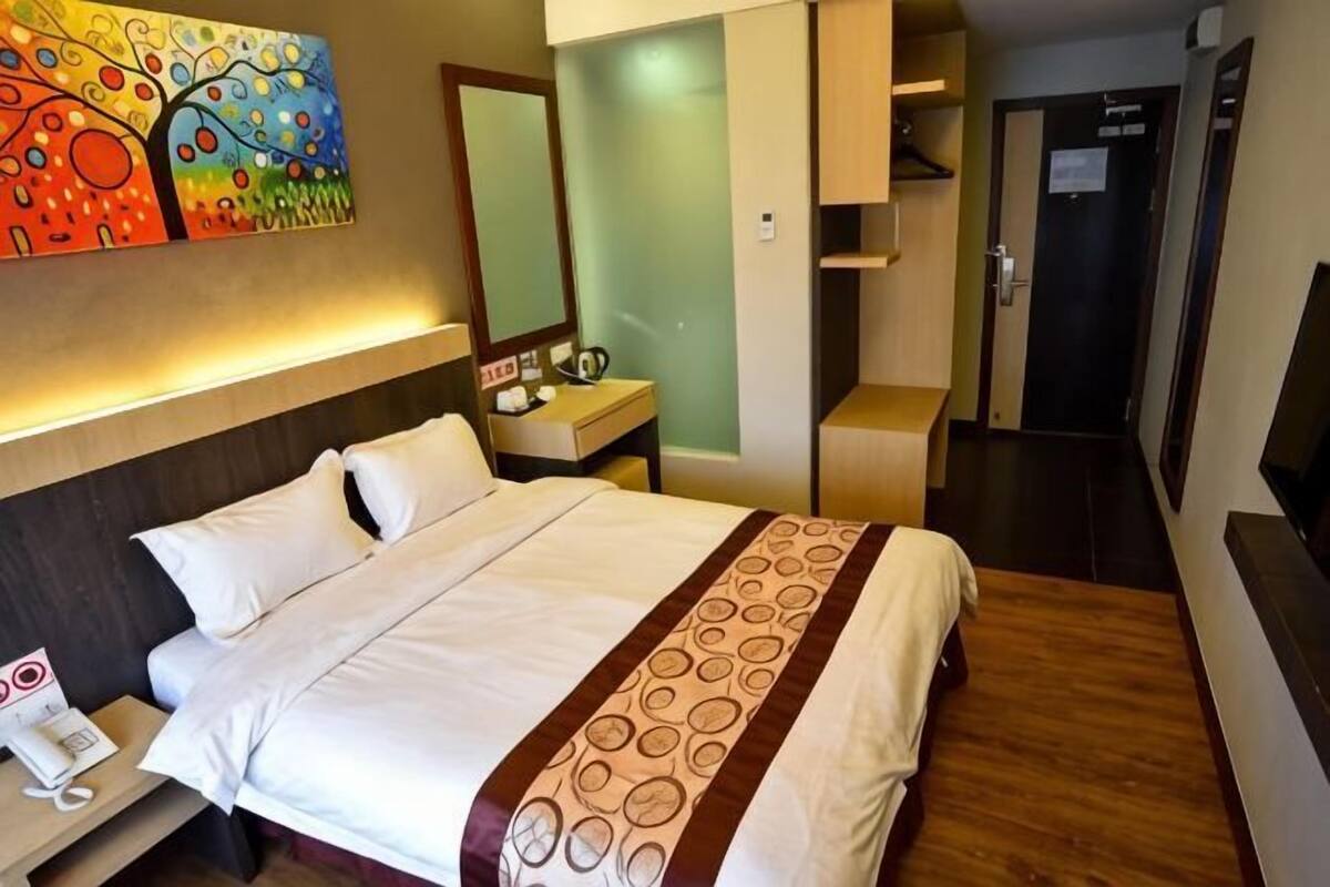 Rollaway beds (surcharge), WiFi (free)