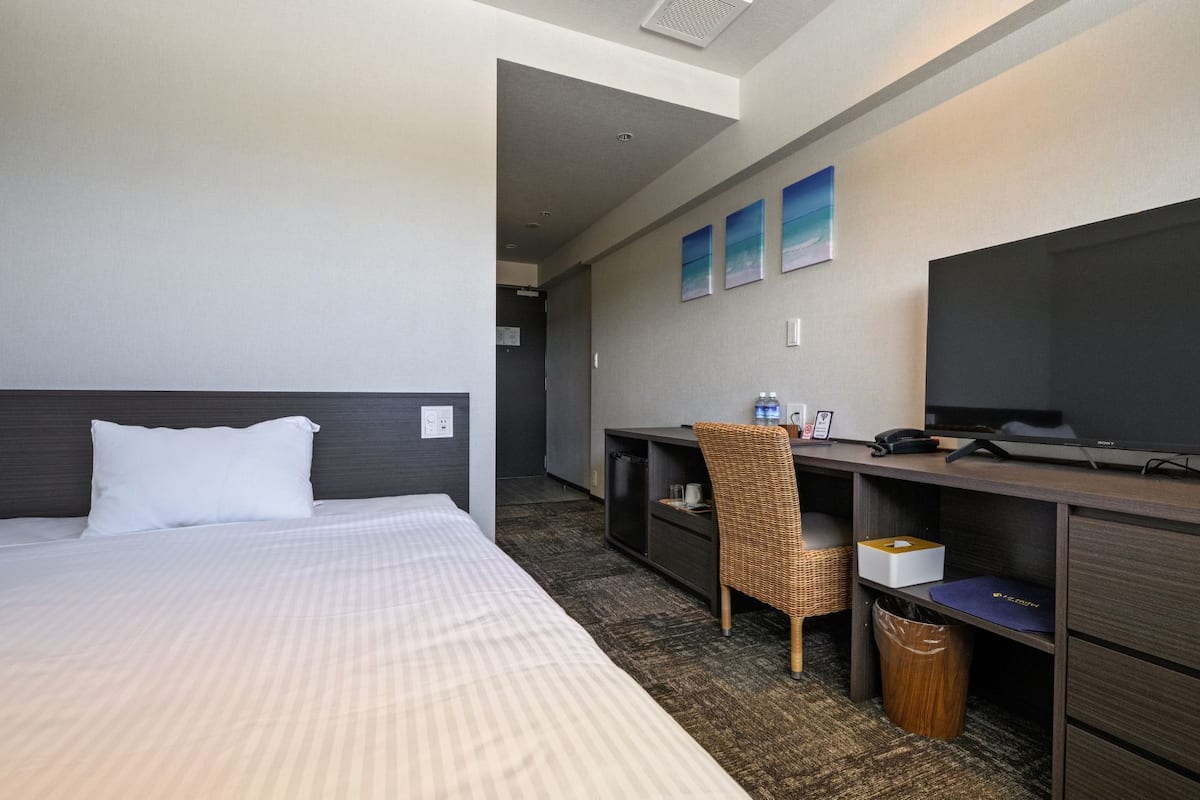 Blackout curtains, free WiFi, bed sheets