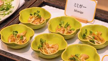 A table with six green bowls containing food, each with a label reading 'Mimiga.'