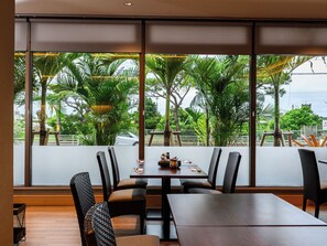 2 restaurantes; se sirven desayunos, comidas, cenas y brunch