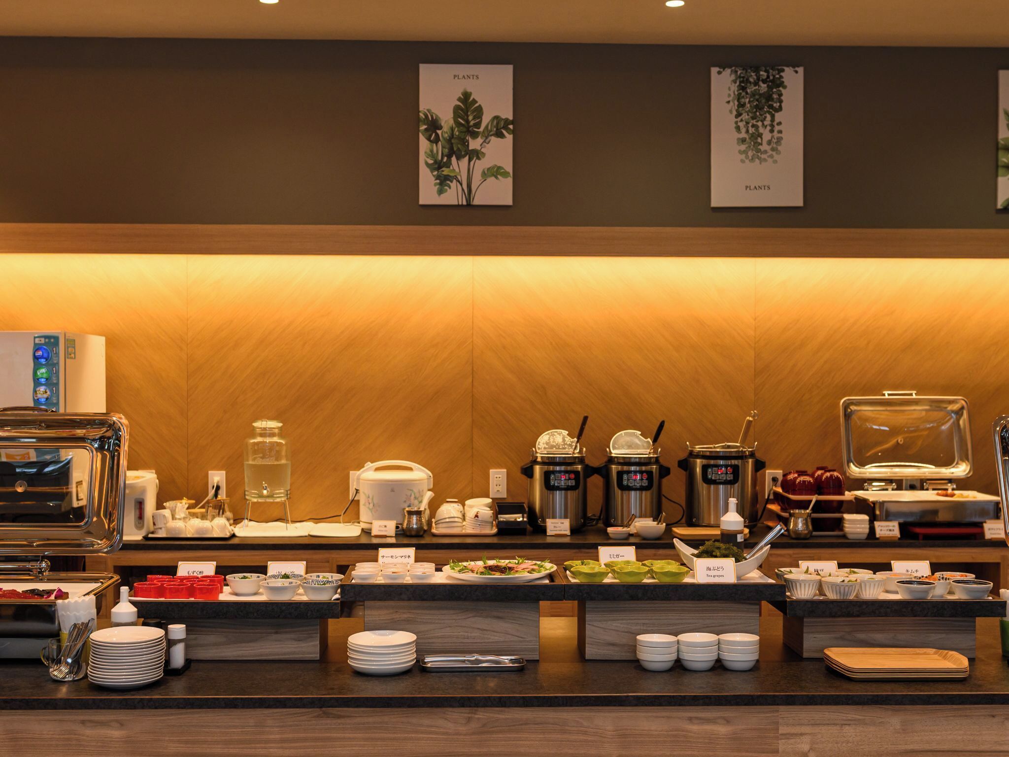 Una mesa de buffet con diversos alimentos y utensilios para servir.