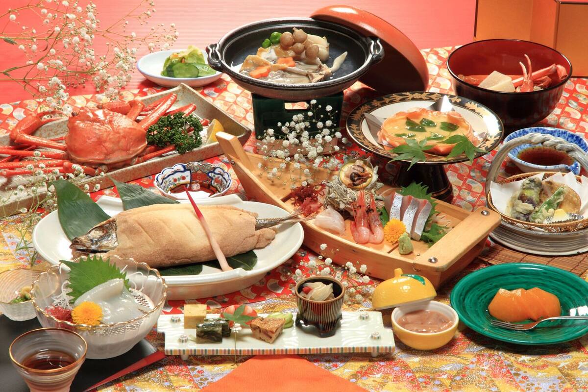 Une variété de plats et d’aliments disposés sur une table, ce qui laisse supposer qu’il s’agit d’un repas.