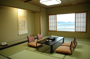 Chambre Tradition (Main Building, Breakfast) | Restauration dans la chambre