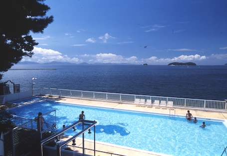 Una piscina al aire libre de temporada