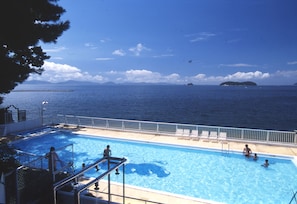 Piscine extérieure (ouverte en saison)