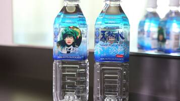 Dos botellas de agua con etiquetas que indican que son de APA Hotels & Resorts.