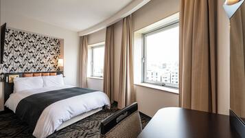 Desk, laptop workspace, iron/ironing board, free WiFi