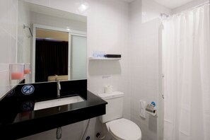 Shower, free toiletries, hair dryer, bidet - Hotel de Karon (Karon)