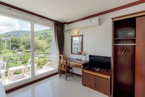 Kamar Deluks, balkon | Minibar, brankas, meja kerja, dan tempat tidur lipat/tambahan