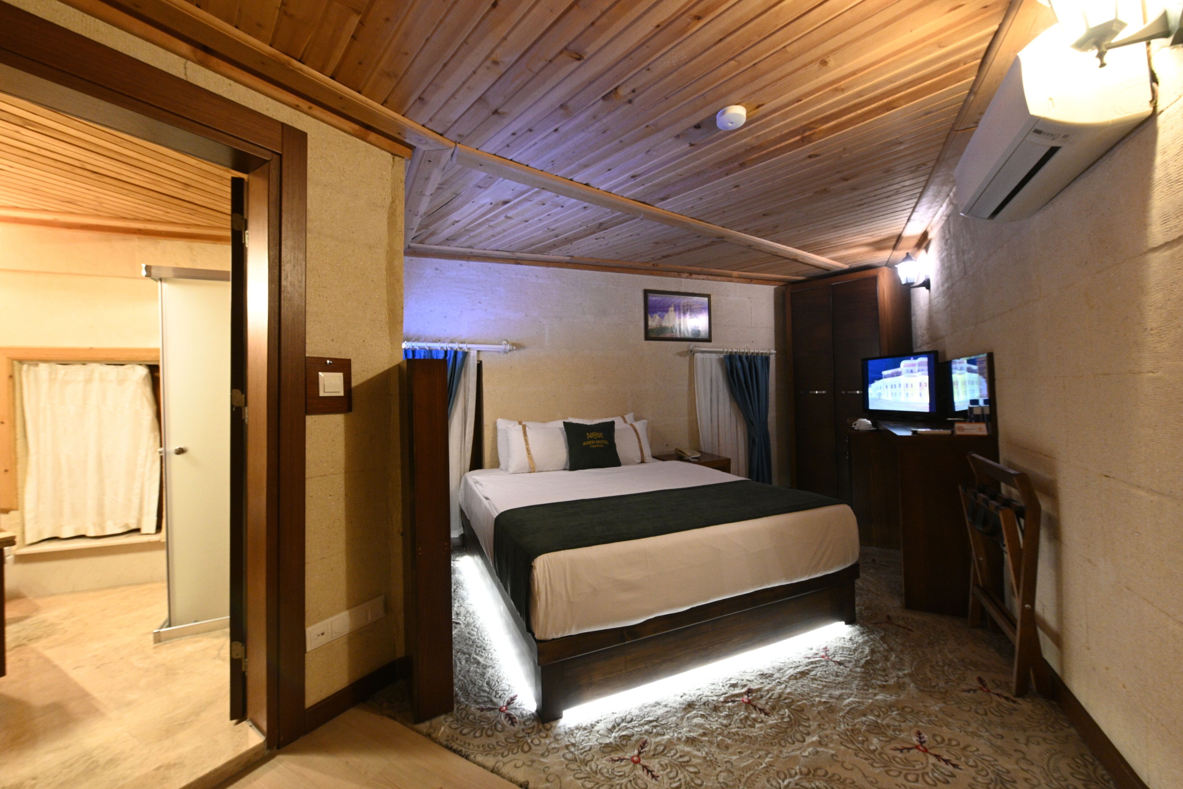 standard room, 1 king bed | 1 bedroom, premium bedding, minibar, in-room safe