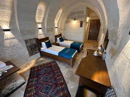 Habitación superior con 2 camas individuales | Ropa de cama de alta calidad, minibar, caja fuerte y cortinas opacas