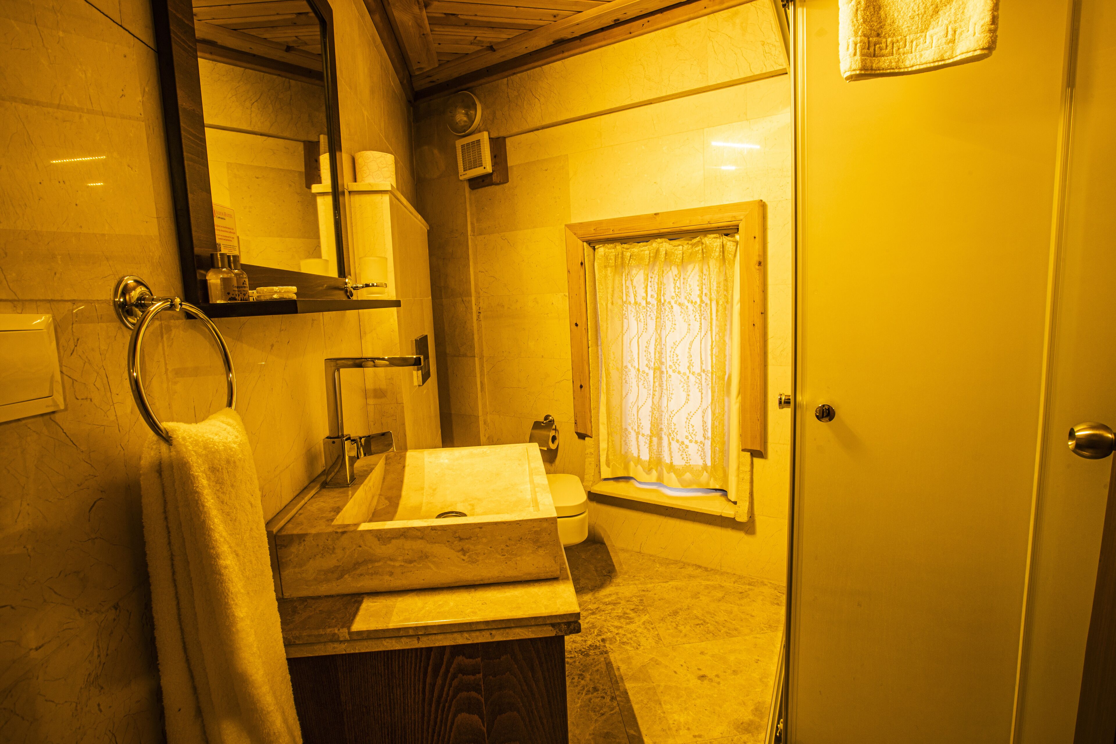 standard room, 1 king bed | 1 bedroom, premium bedding, minibar, in-room safe