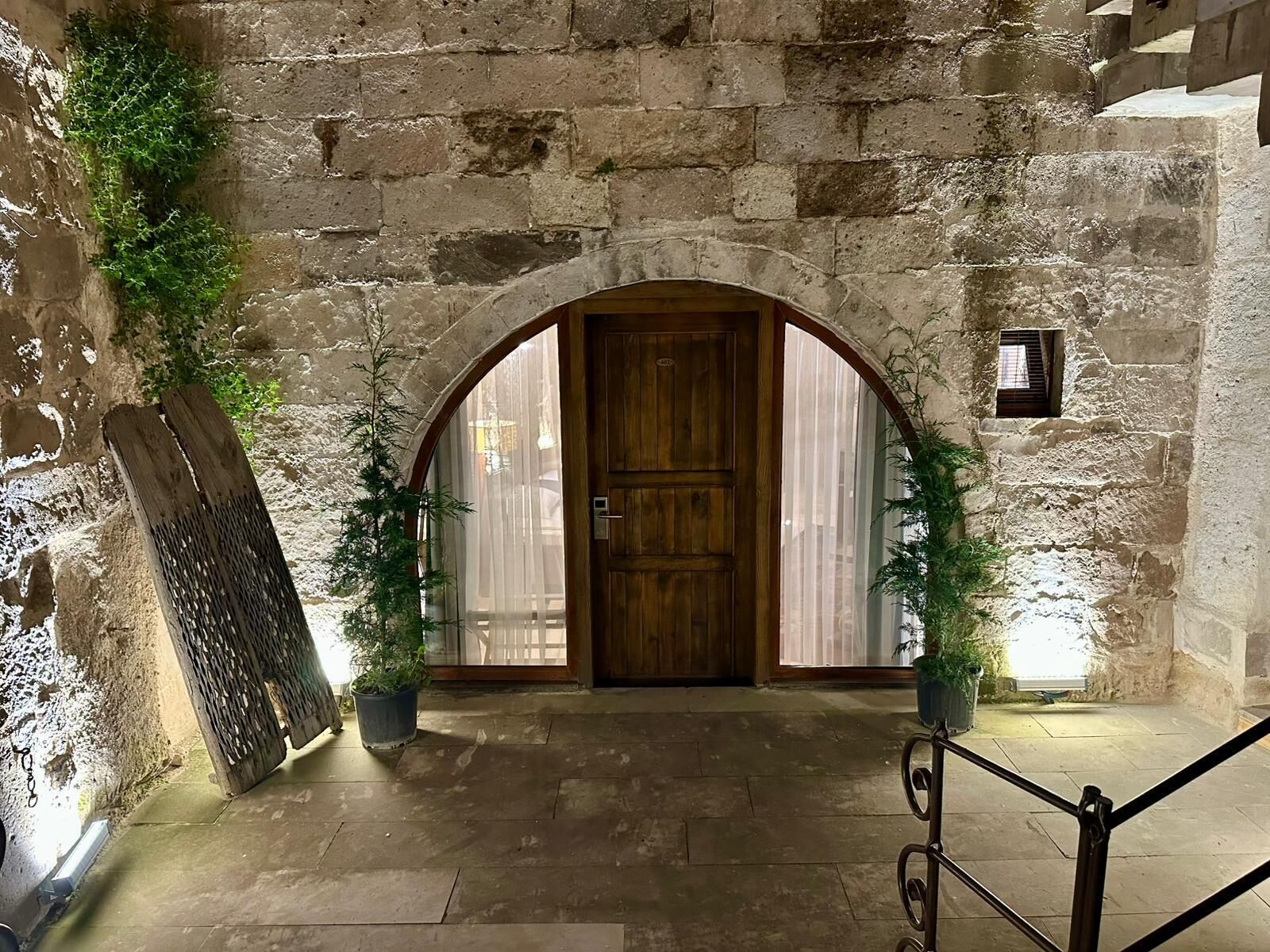 Cave Room | Hochwertige Bettwaren, Zimmersafe, Schreibtisch, Verdunkelungsvorhänge