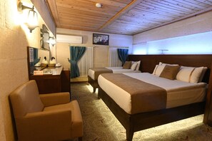 Habitación triple estándar, 1 habitación | Ropa de cama de alta calidad y caja de seguridad en la habitación 