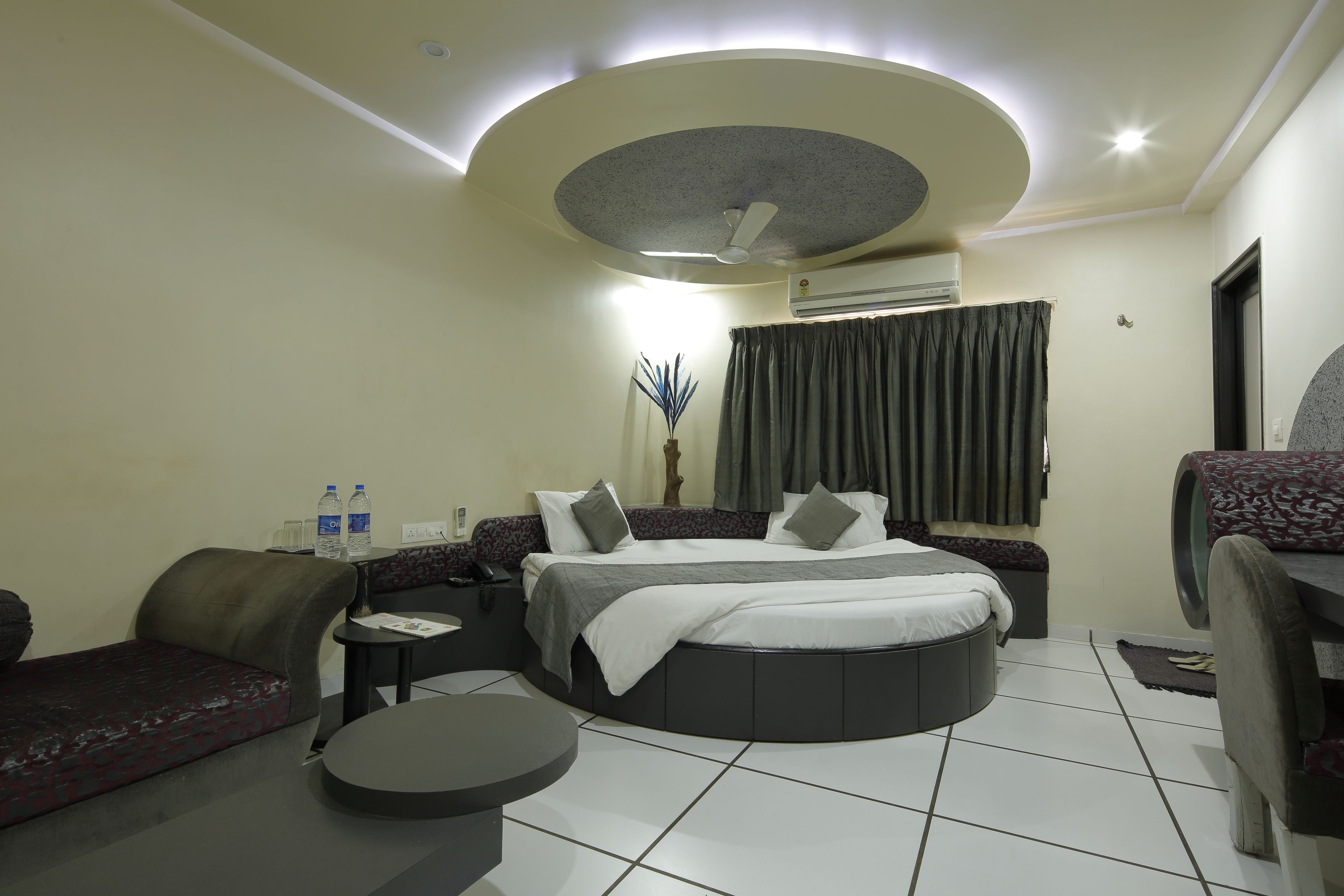 Room (Lavish) | Desk, free WiFi