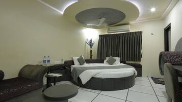 Room (Lavish) | Desk, free WiFi