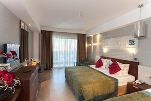 Habitación estándar | Minibar con artículos gratuitos, escritorio, wifi gratis y ropa de cama