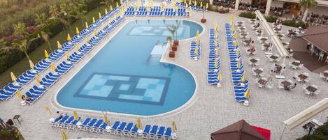 室內游泳池和2 座室外游泳池,提供泳池遮陽傘和日光浴躺椅
