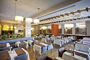 3 개의 레스토랑, 아침 식사, 점심 식사, 저녁 식사 제공(세계 요리)