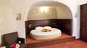 Honeymoon Suite | Premium bedding, memory-foam beds, minibar, in-room safe - Dilek Kaya Hotel - Special Class (Ürgüp)