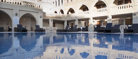 Piscina interna, piscina externa, guarda-sóis, espreguiçadeiras