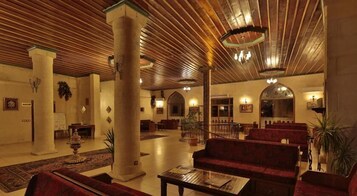 2 bares y 1 salón en el vestíbulo