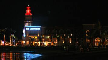 Fachada de la propiedad por la tarde o noche