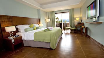 Aqua Terrace | Minibar, in-room safe, desk, laptop workspace