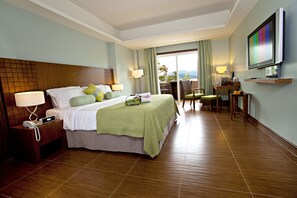 Aqua Terrace  | Minibar, safe på rommet, skrivebord og skrivebord for bærbar PC