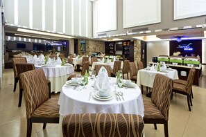 Daily cooked-to-order breakfast (PHP 385.00 per person)