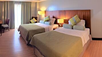 Minibar, caja de seguridad en la habitación y escritorio