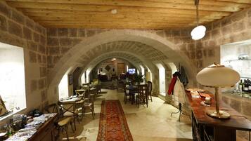 Melayani sarapan, makan siang, makan malam; dengan santap malam alfresco