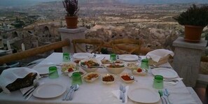 Frühstück, Mittagessen, Abendessen, Speisen im Freien