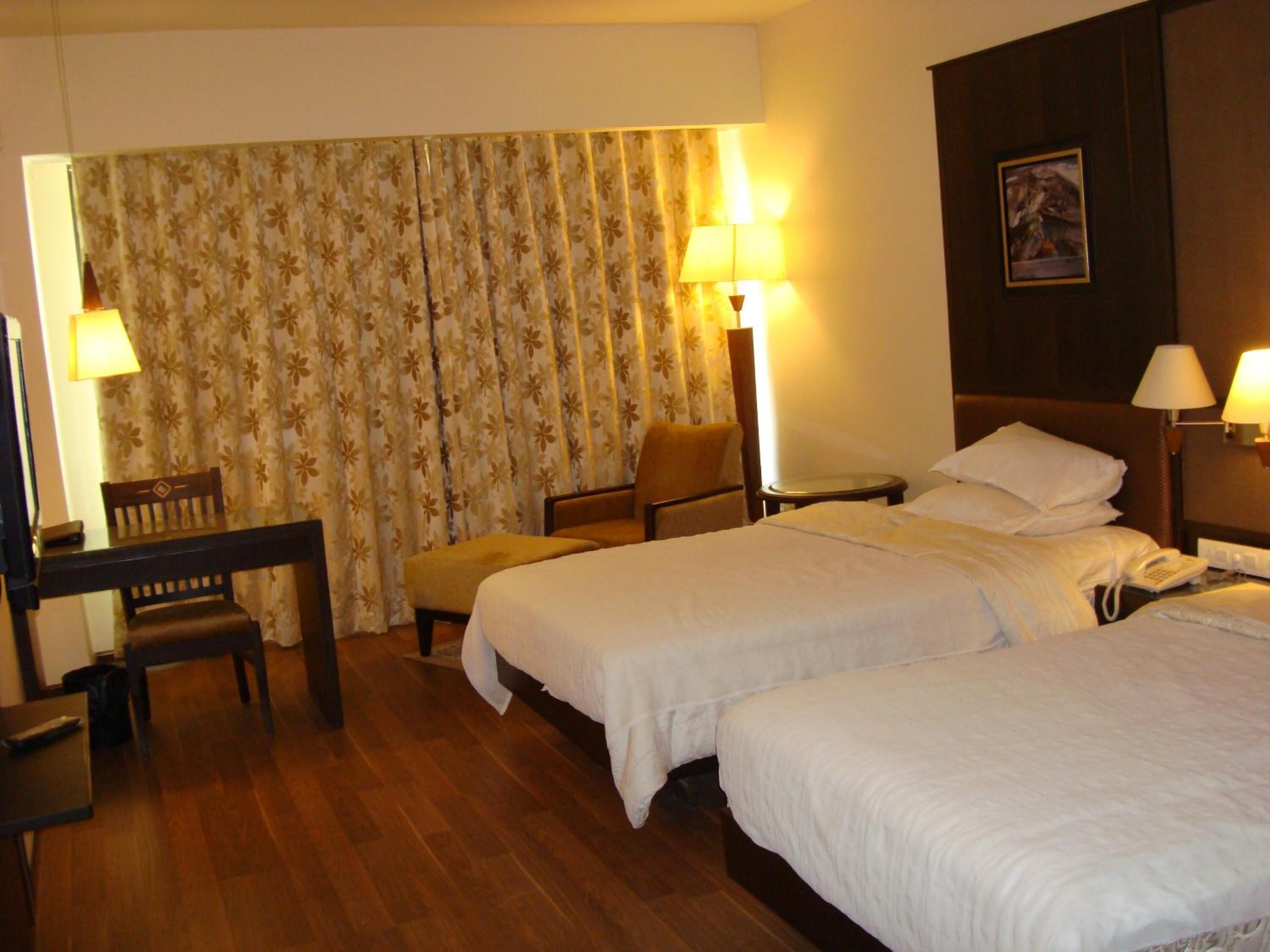 خزنة داخل الغرفة ومكتب وستائر تعتيم وتجهيزات عازلة للصوت