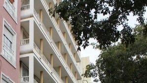 A multi-story hotel with balconies, a parking lot, and a street view. - Residencial Duque de Saldanha (Lisbon)