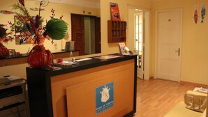 A reception desk with a sign indicating 'Duque de Saldanha Residences'. - Residencial Duque de Saldanha (Lisbon)