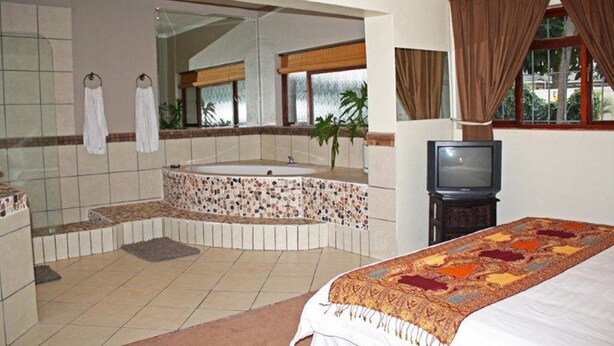 Honeymoon Room | Bathroom amenities | Deep soaking tub, hair dryer (on request), towels - Cape Town Palms (Cape Town)
