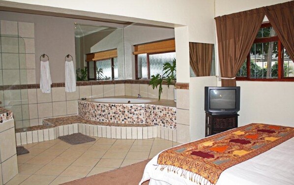 Honeymoon Room | Bathroom amenities