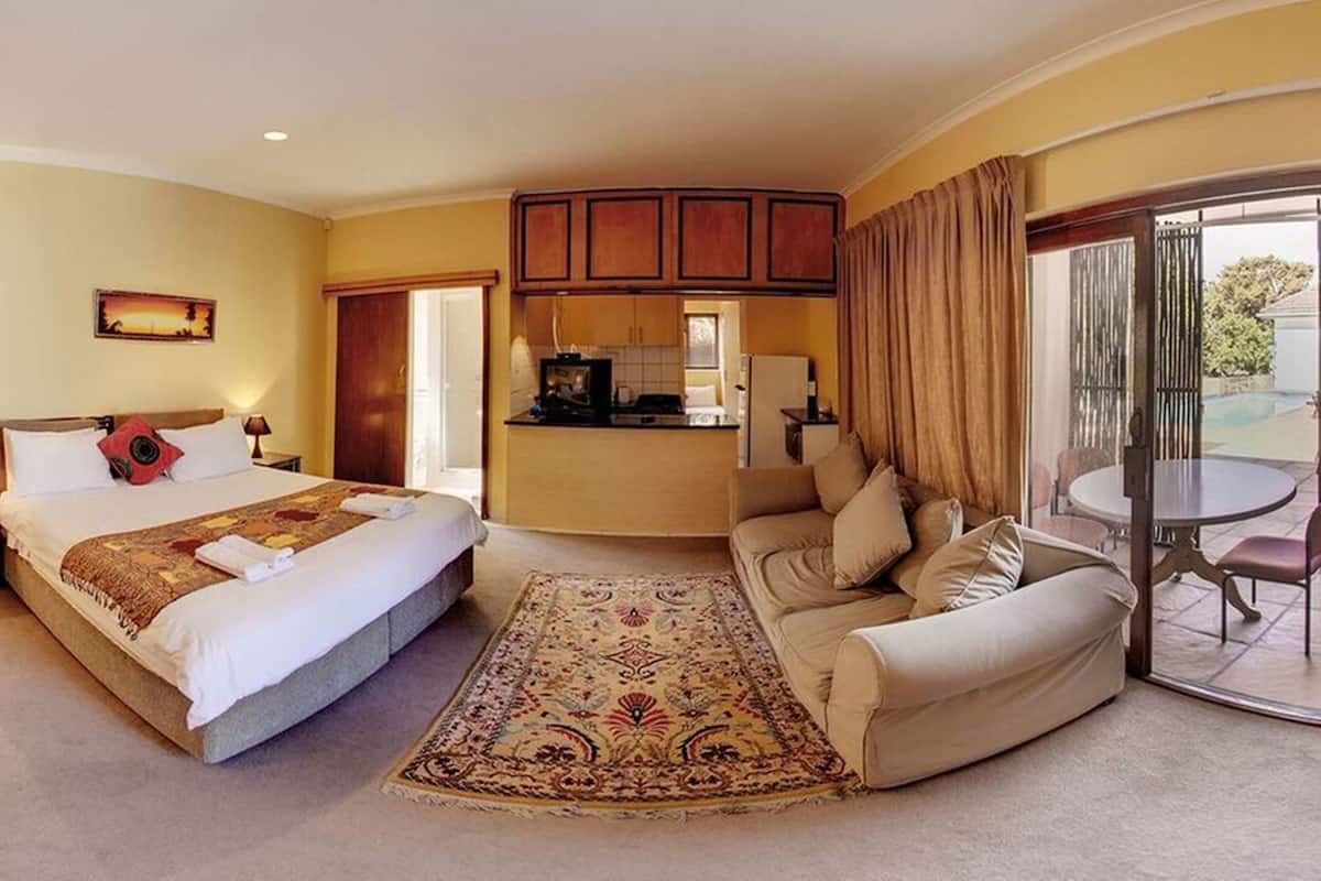 Executive Room | Desk, blackout drapes, WiFi (free), individually decorated