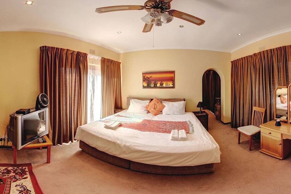 Family Suite | Desk, blackout drapes, WiFi (free), individually decorated